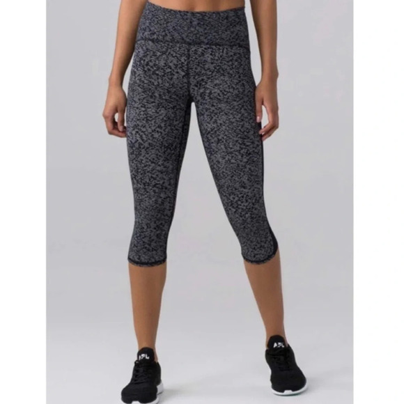 Lululemon Train Times Crop 17 inches Soundwave White Black / Black Polka Dots 10 - Picture 2 of 13